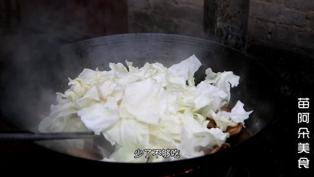 苗大姐嘴馋想吃肉，五花肉猪肝一起下锅，吃了满嘴油滋滋，肥肉太香了，过瘾！【苗阿朵美食】