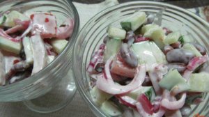 Салат с фасолью маринованным луком и помидором