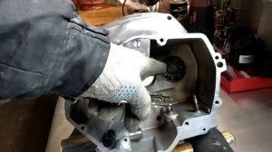 Как вытащить подшипники КПП, съемник подшипников глухих отверстий