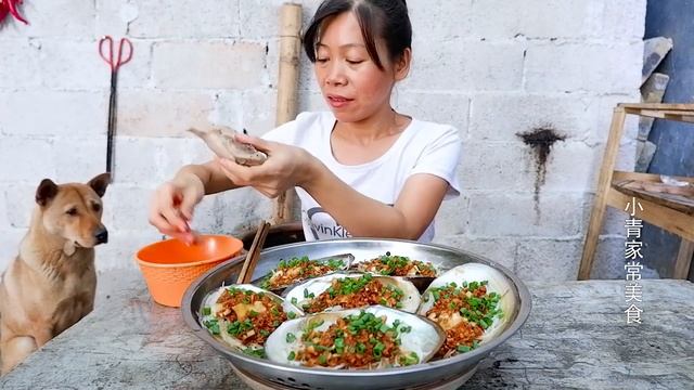 8元就买了6斤大河蚌，铁锅里加粉丝蒸一蒸，香得口水直流，一次吃到过瘾！【小青家常美食】