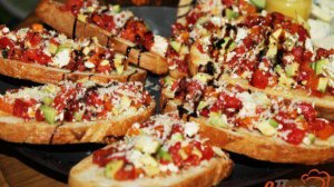 Брускетта с авокадо и сыром с плесенью