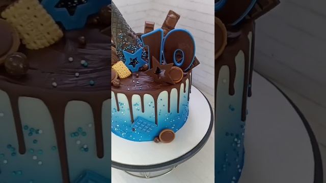 Шоколадный бисквит, малиновый конфитюр, малиновый ганаш на бельгийском шоколаде, крем-чиз.
