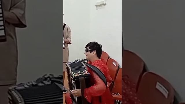 Наташа с сыном Толей играют.