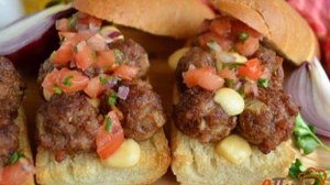 Сэндвич с мясными шариками и сальсой