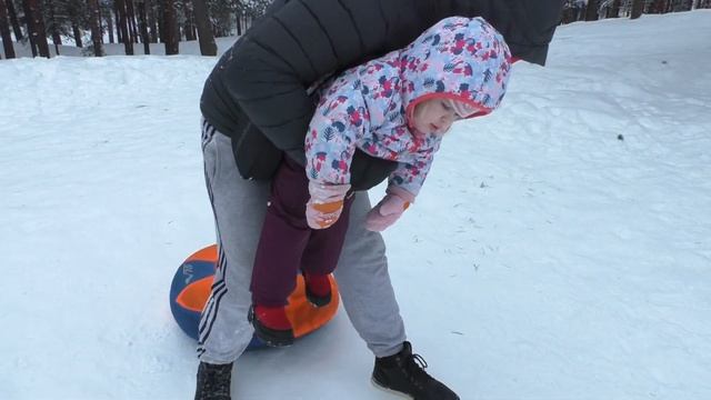 Катаемся с горки на ватрушке! Winter games. смотреть онлайн