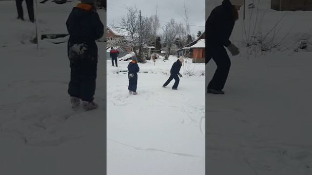 пруд - превращается в каток