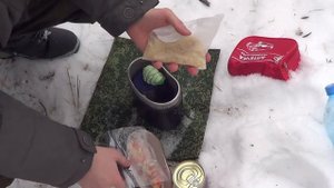 Зимний лес. Готовка в армейском котелке. Птичьи кормушки.