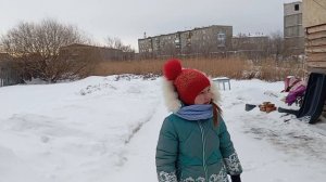 Жарю оладушки.Дети лепят снеговиков.Сладкие подарочки.