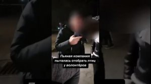 Пьяная компания пыталась отобрать птиц у волонтёров в Анапе