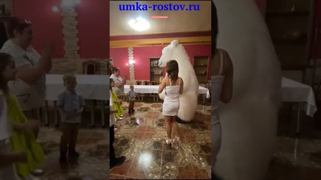 Мишка Умка посетил День рождение и поздравил с праздником замечательного малыша и его родителей
