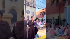 SHALAT IDUL FITRI DI DEPAN  GEREJA