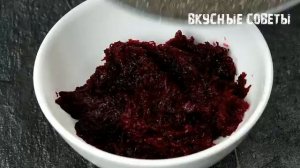 Просто натрите 1 свеклу и нарежьте 1 луковицу! Так вкусно, что я готовлю часто...