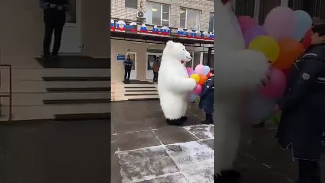 Умка с шарами спешит поздравить с юбилеем замечательную женщину