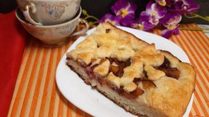 Пирог со сливами