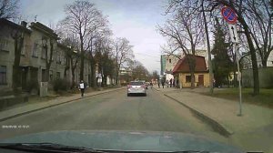 Пьянь кидается под колёса.