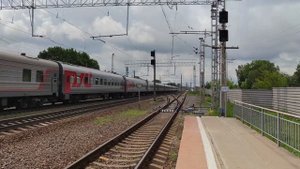 Железная дорога. Электровоз ЭП2К-327 со скорым Москва-Лабытнанги