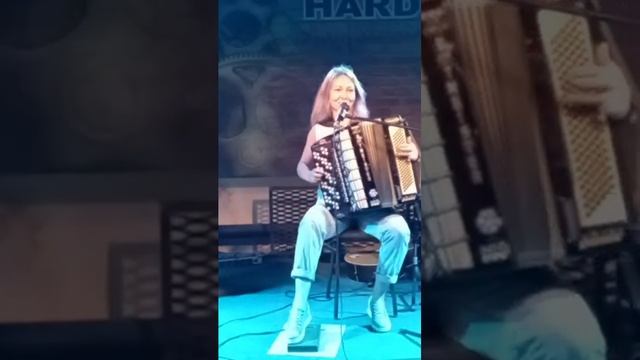 Либер танго. Девушка играет на моём кнопочном аккордеоне.