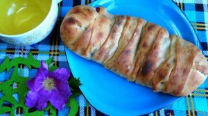 Пирог-плетенка с вишней и сыром