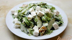 Салат с лососем и сыром фета