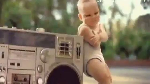 Дети танцуют на роликах