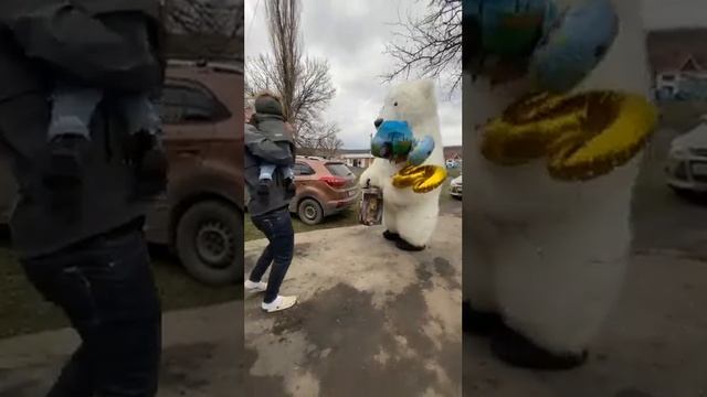 Мишка Умка спешит поздравить с Днем рождения замечательного малыша