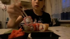 Кушаем суши ролы