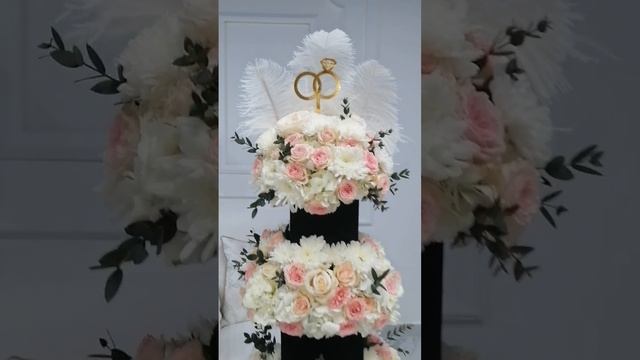 3 Layers flower arrangement for wedding.