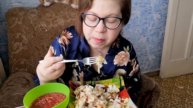 Мукбанг||пельмешки без спешки👌||соус бальзамик, хреновина, мазик||🥗🥟🥟🥟 смотреть онлайн