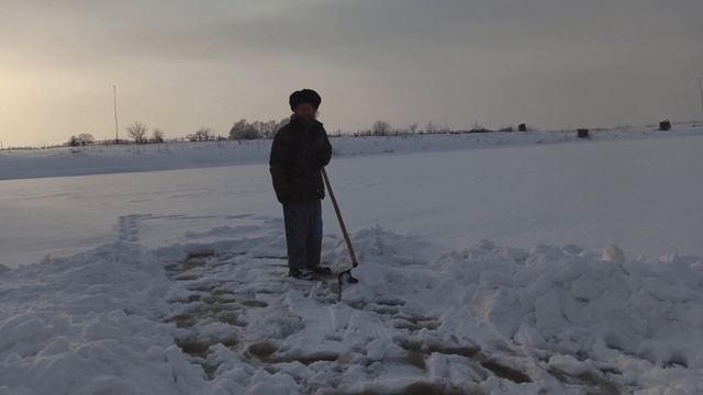 Построили крутую ледяную горку в деревне. Участие принимали все: и молодые и старые. Зимняя потеха⛄