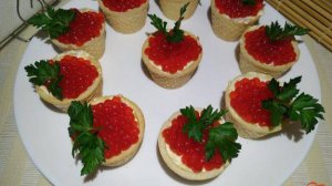 Тарталетки с сырной намазкой и красной икрой