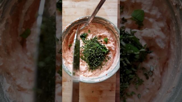 Ajvar-Feta-Dip für alle die Brot nicht gerne pur essen - #KeksMitOhren #shorts смотреть онлайн