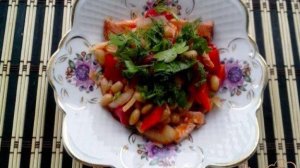 Сытный салат с белой фасолью