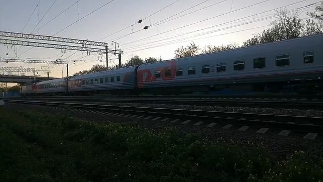 Эп20-014 с пассажирским поездом Москва Новороссийск.  В конце вагон красной стрелы)