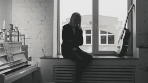 «Снег забинтует все дома…» (стихи и музыка Елены Касьян). Исполняет Марина Щёткина.