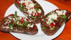 Брускетта с вялеными томатами и сыром