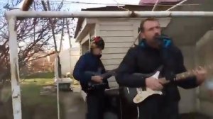 Звук плохой, зато атмосфера передана. Деды, дети, родители, друзья, кошки, стол, баня. Жюри нету ).