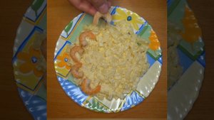 Салат - ананасы с креветками.