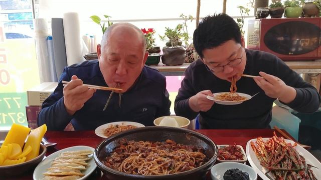 블랙데이 항아리 짜장면 먹방 군만두에 파김치까지 ( Jajangmyeon in a jar ) KOREAN MUKBANG eating show asmr 요리먹방