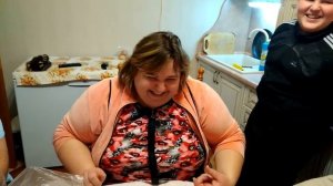 Как она это делает? Поёт с закрытым ртом.