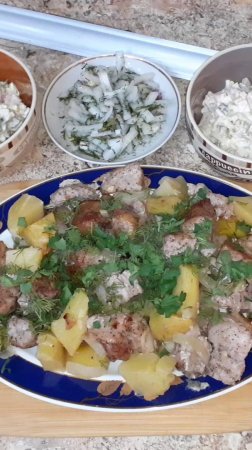 Жаркое по домашнему. Рецепт вкусного ужина из мяса. Блюда из мяса. Мясо с картофелем и луком.