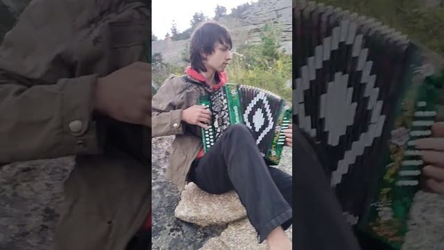 Прячемся дождь пошёл. Котька играется