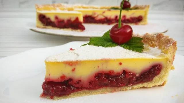 Вишневый пирог со сметанной заливкой. Вкуснейшее лакомство из доступных ингредиентов. смотреть онлайн