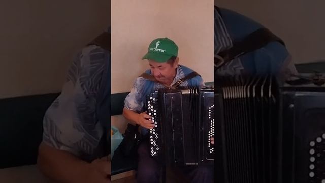 Поёт и играет Г. Ганьков