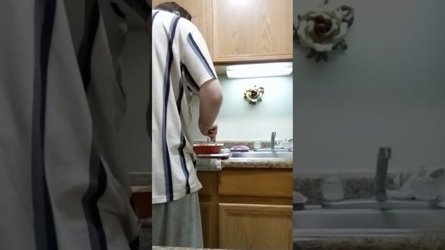 What's On The Menu S3 Episode 3 Three Cheese Ravioli With Meat Sauce And Garlic Knots смотреть онлайн