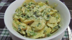 Картофель под горчичным соусом с зеленью
