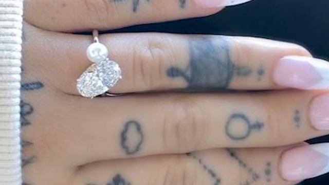 Momen Berharga Ariana Grande di Akhir Tahun: Umumkan Tunangan hingga Banjir Ucapan Selamat смотреть онлайн