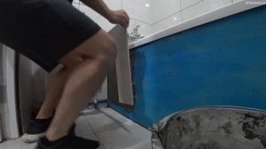 ВОТ ЧТО  МОЖЕТ ПОЛУЧИТЬСЯ ЕСЛИ САМОМУ НАКЛЕИТЬ ПЛИТКИ В ВАННОЙ. Бездомная Кристина в шоке! Сери