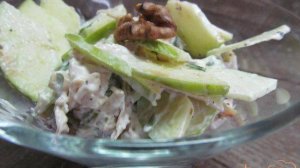 Салат из курицы орехов и яблока