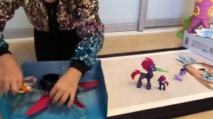 Открываем игрушку- Буря из Май литлл пони муве.