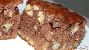 Пирог шоколадный с яблоками и грецкими орехами